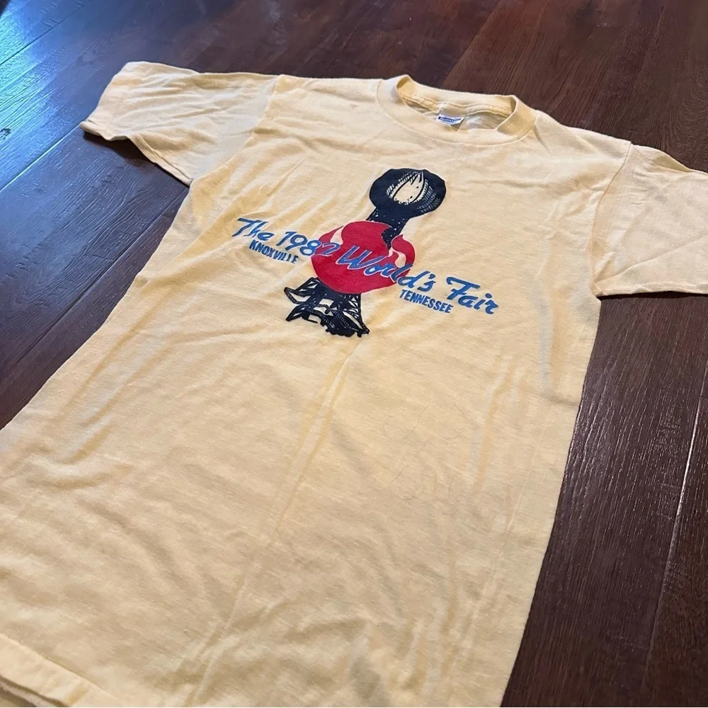 True vintage 1982 World’s Fair Tshirt - Picture 5 of 7